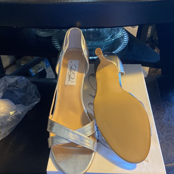 Silver shoes never been worn, 9 1/2 - Picture 2 of 2